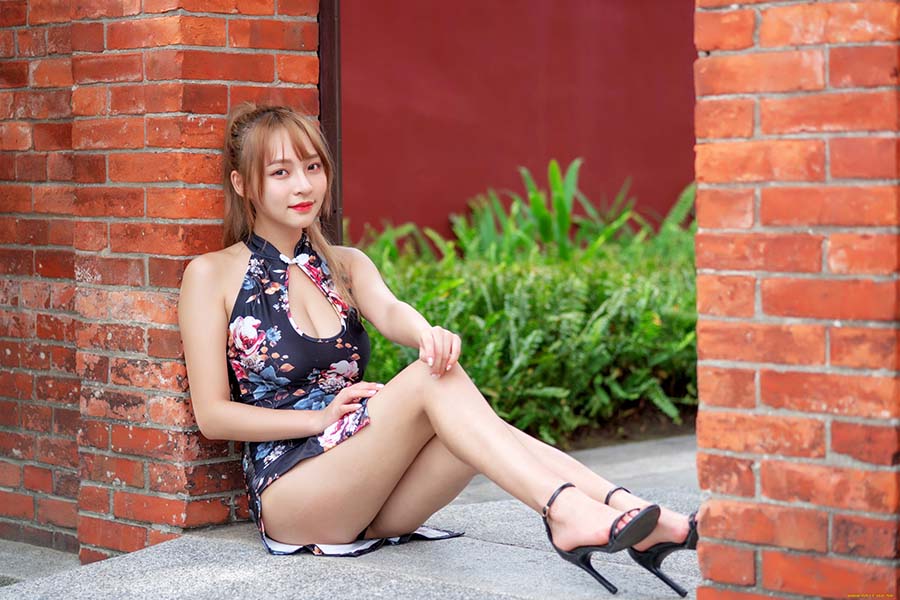 Girls in short dresses in Xining