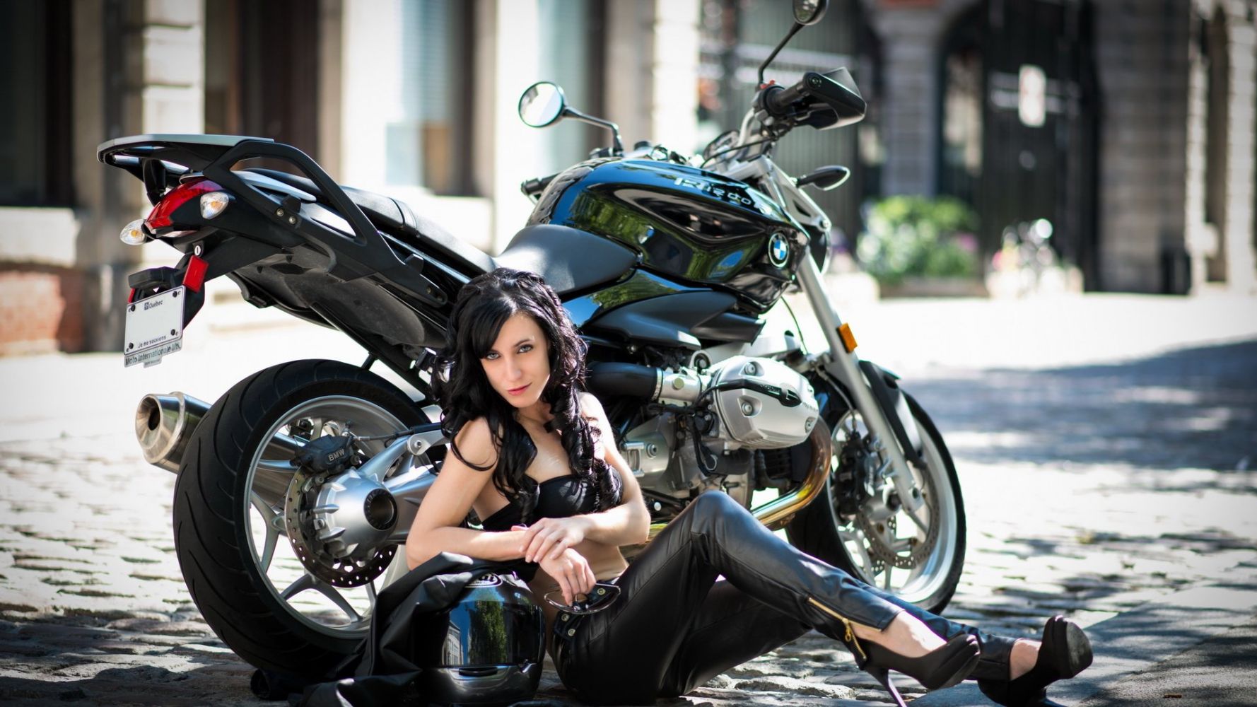 Fresh photos, fresh mood — European women on bikes online in Xining