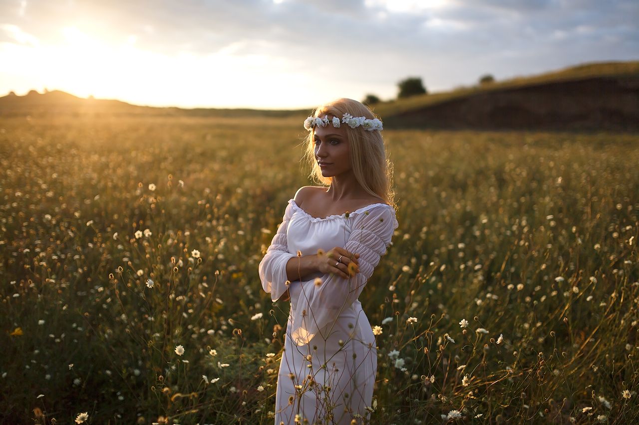 Girls in Slavic costumes in Xining
