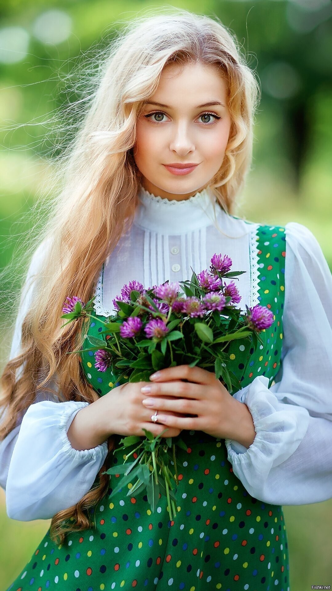 Girls in Slavic costumes in Xining
